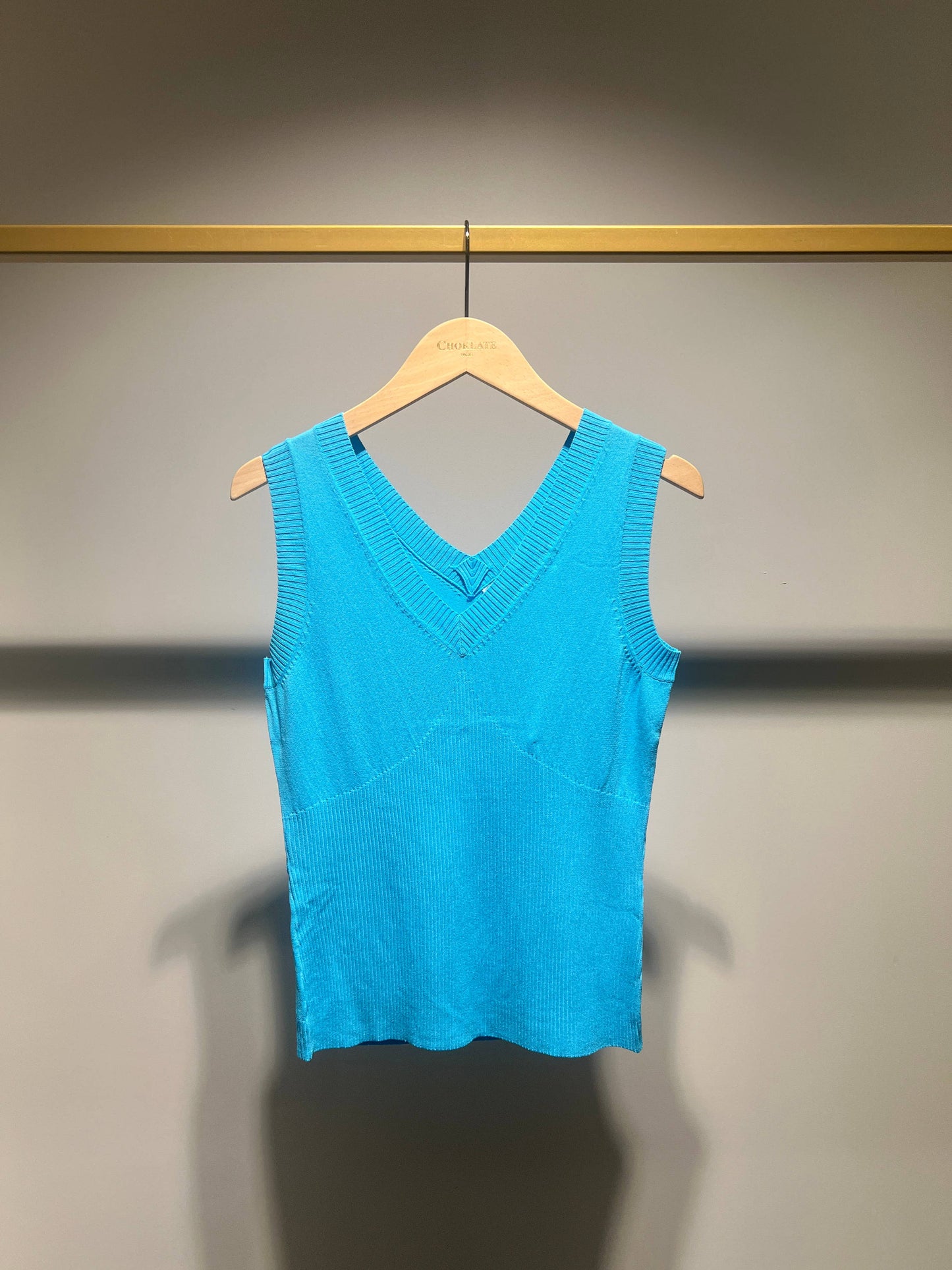 Choklate V-neck knit tank top -