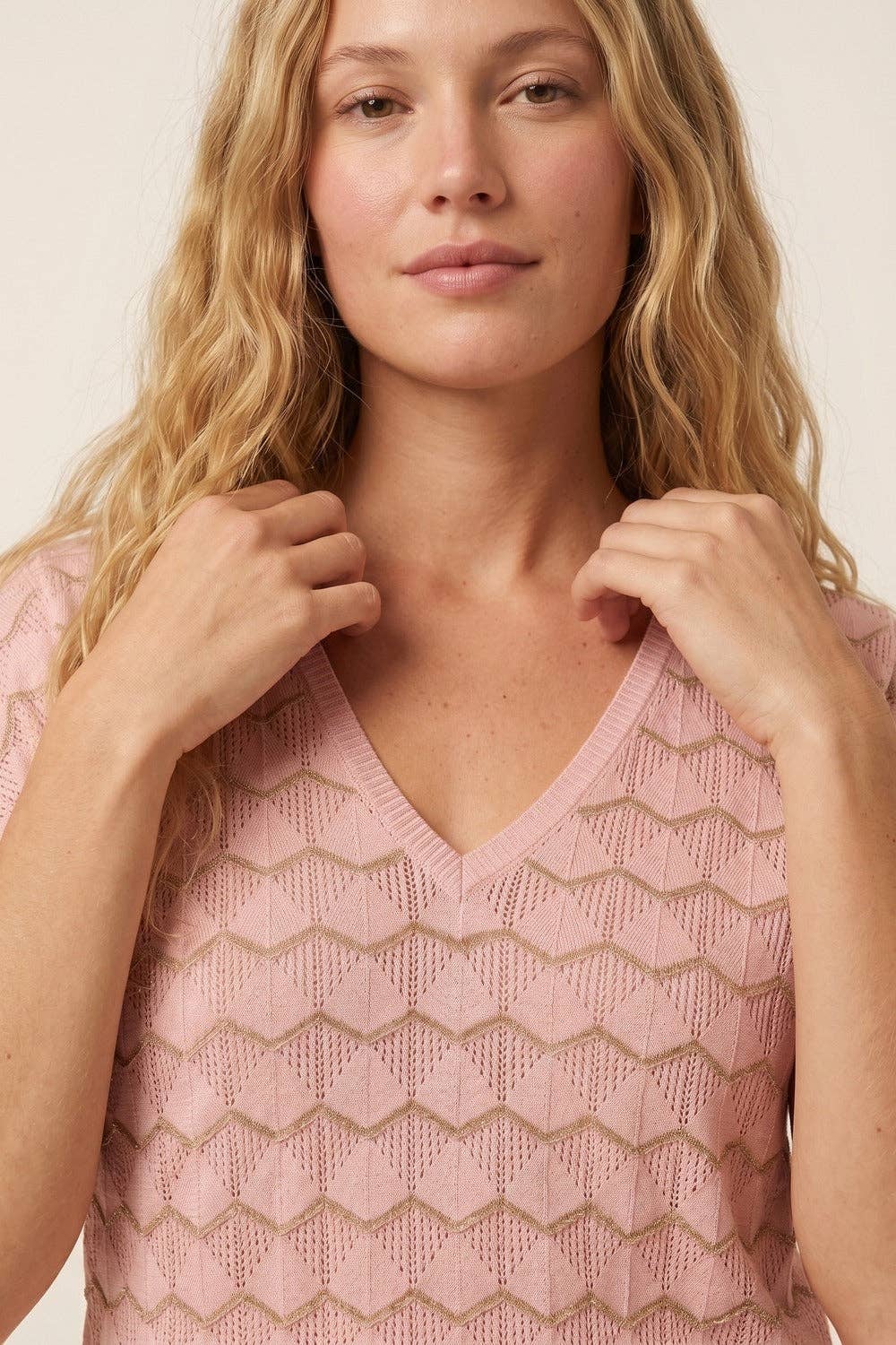 Q2 Light Pink Chevron Fine Knit V-Neck Short Sleeve Top