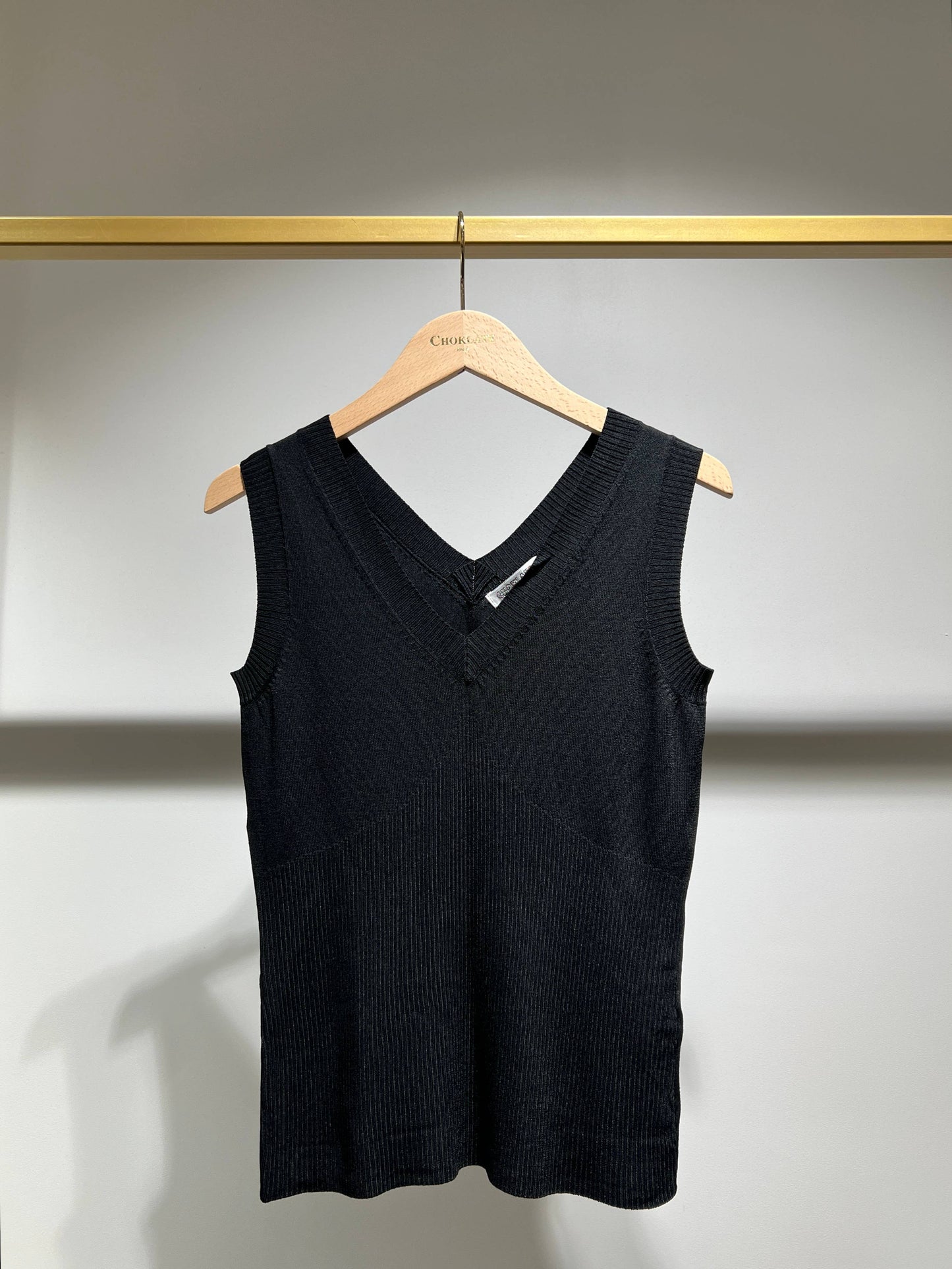 Choklate V-neck knit tank top -