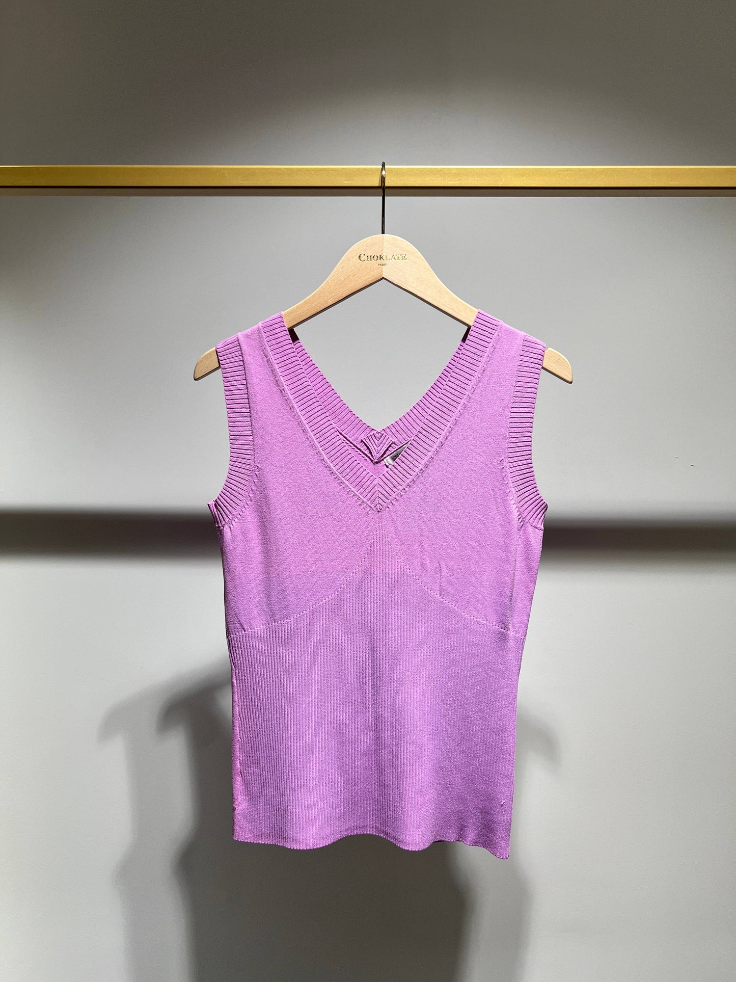 Choklate V-neck knit tank top -