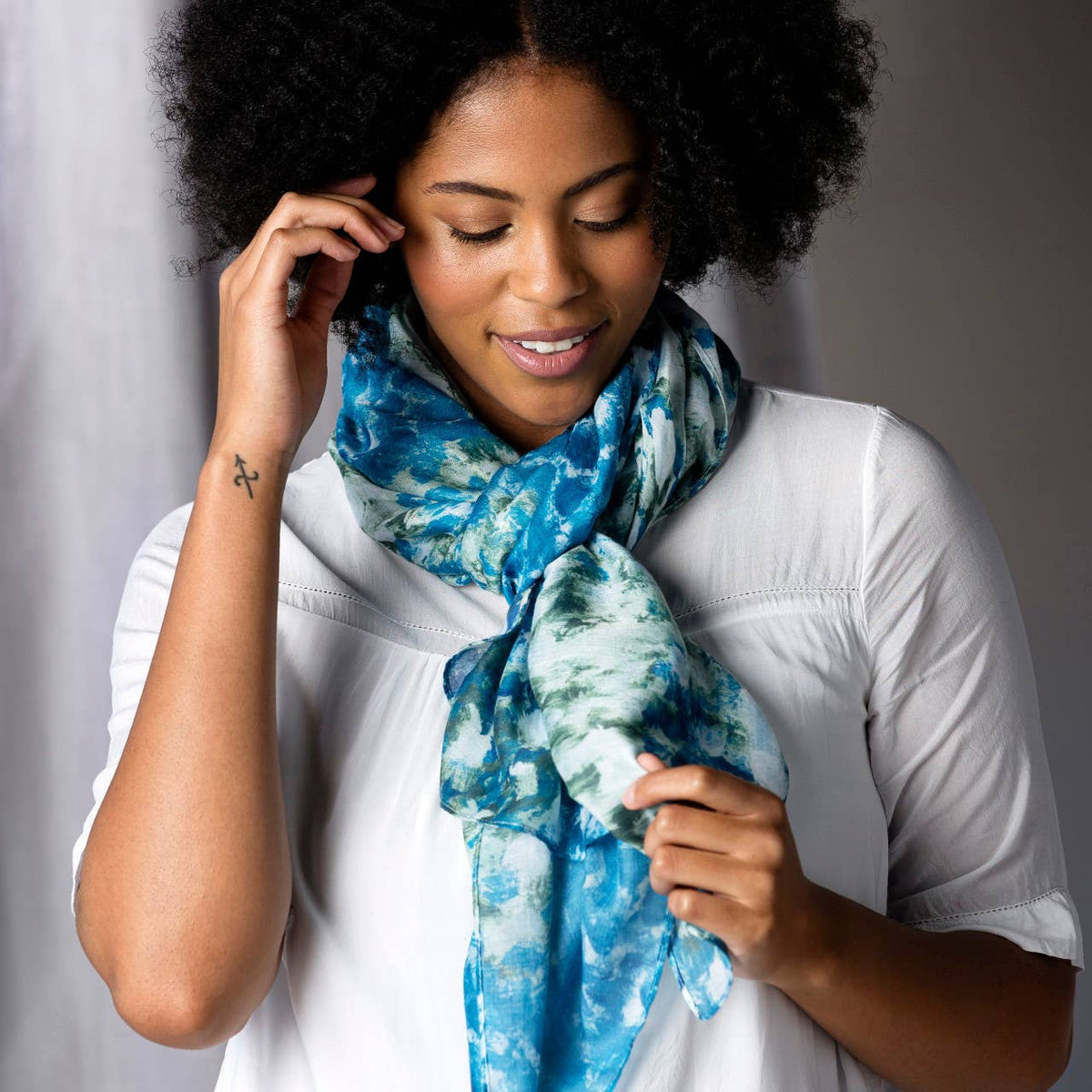 Demdaco ArtLifting Rectangle Scarf - White Flowers