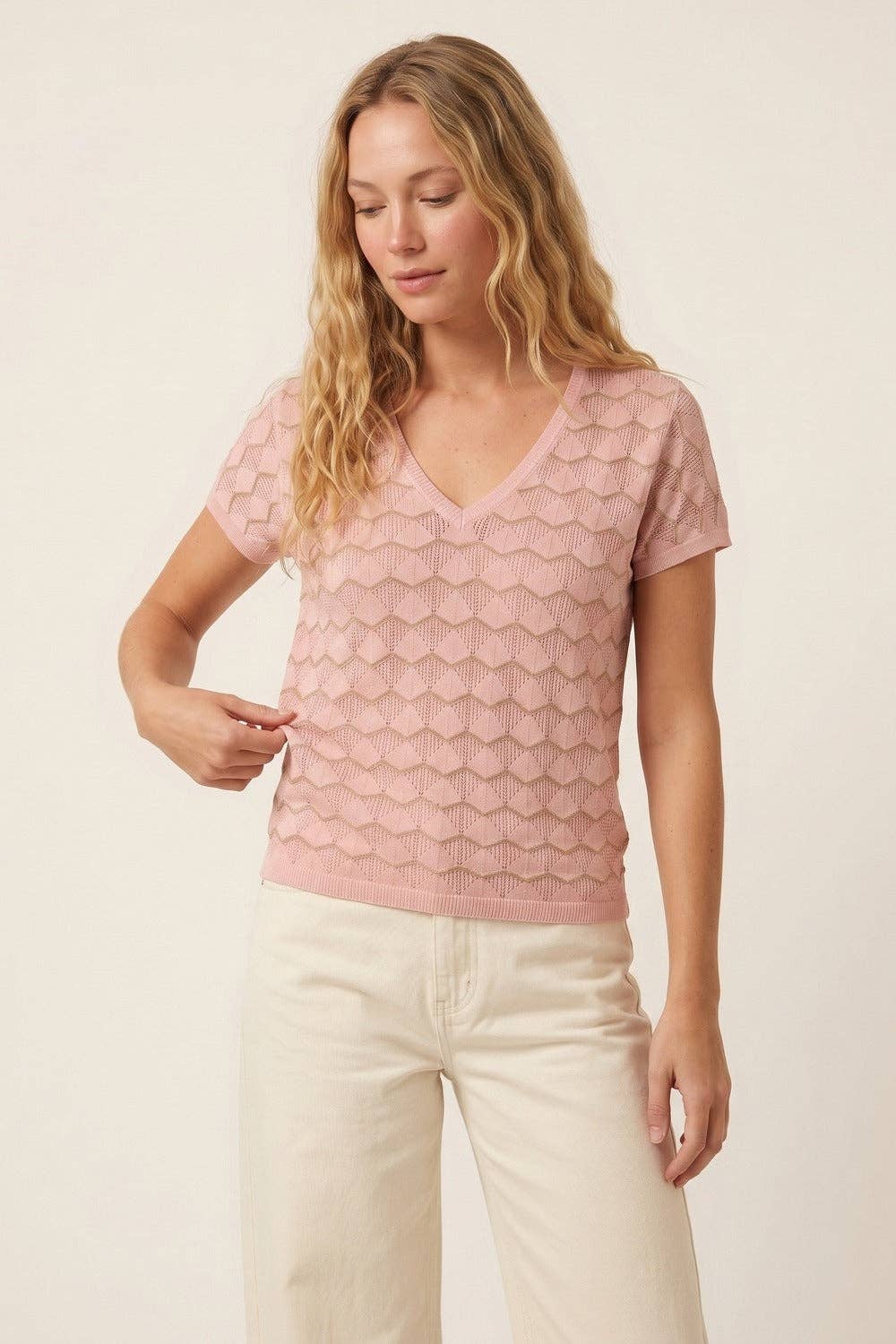 Q2 Light Pink Chevron Fine Knit V-Neck Short Sleeve Top